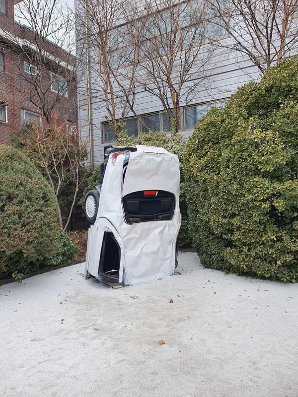 고꾸라진-차-조형물