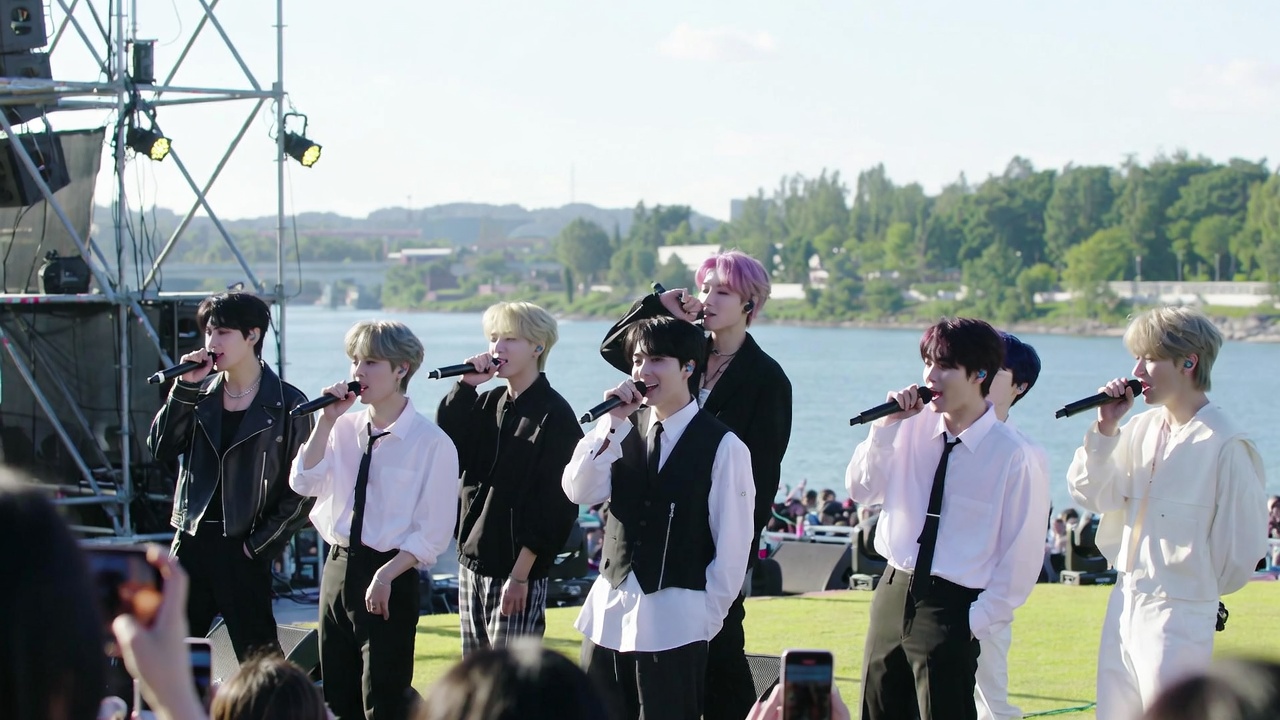 무명시절 강가 야외무대