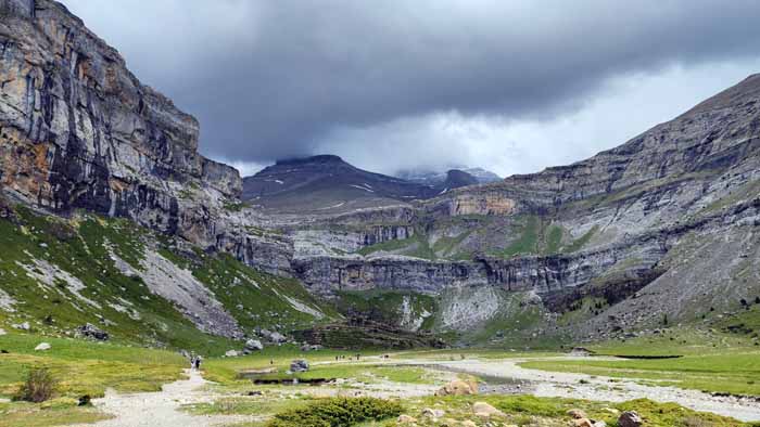 오르데사의 꼭대기에 올라 광활한 평원을 가로지르면 그 끝에 말꼬리 폭포를 마주할 수 있다.