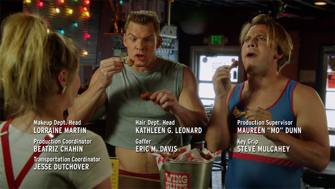 스컬리-히치콕-젊은-시절-치킨-먹는-모습