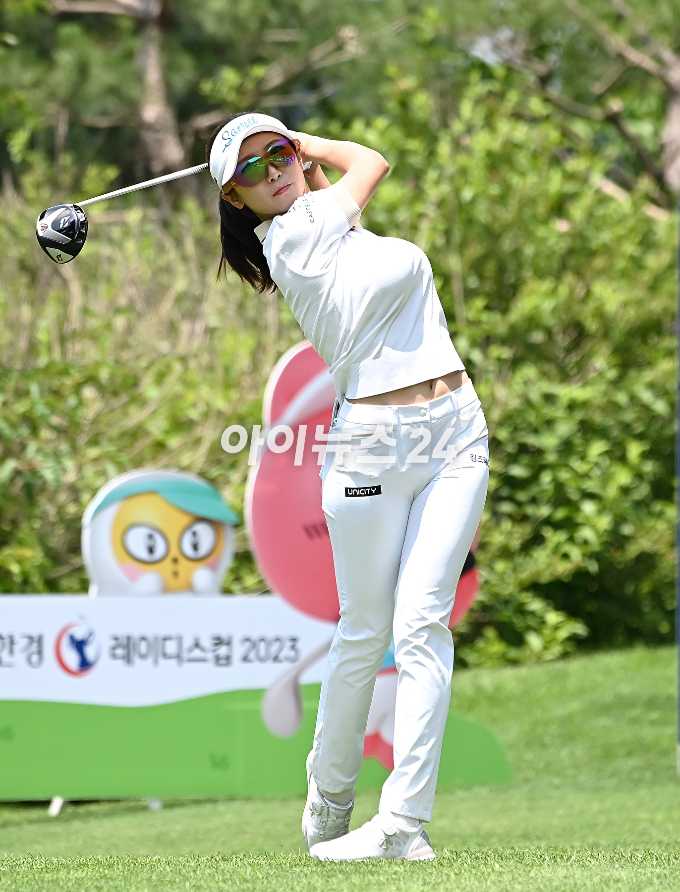 23일 경기도 포천시 포천힐스 컨트리클럽(파72ㅣ6,630야드)에서 'BC카드-한경 레이디스컵 2023'(총상금 8억 원, 우승상금 1억 4,400만 원) 1라운드가 열렸다.안소현이 티샷을 하고 있다. [사진=곽영래 기자]