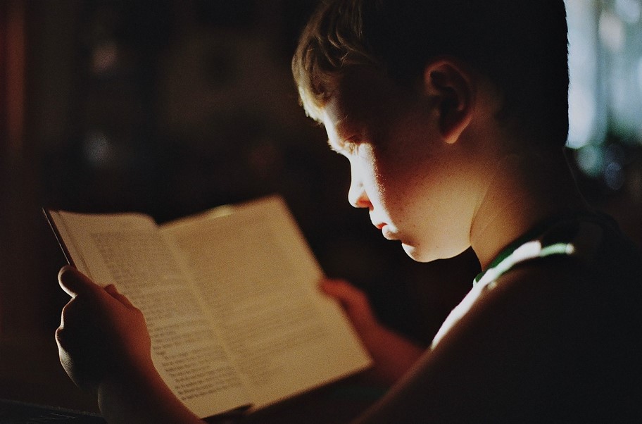 공부하는 남자 학생 사진