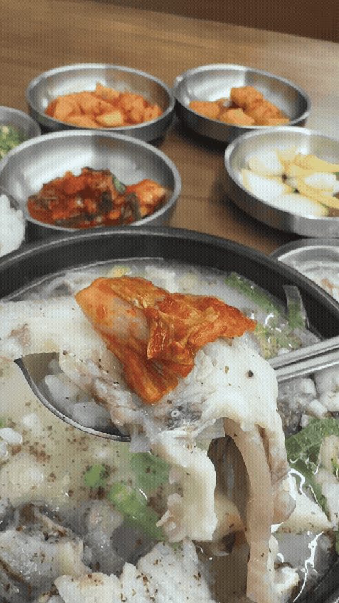 오리역 명가순대국에서 순댓국 한 숟가락에 김치를 올려 먹는 장면, 든든한 건더기와 기본찬 클로즈업