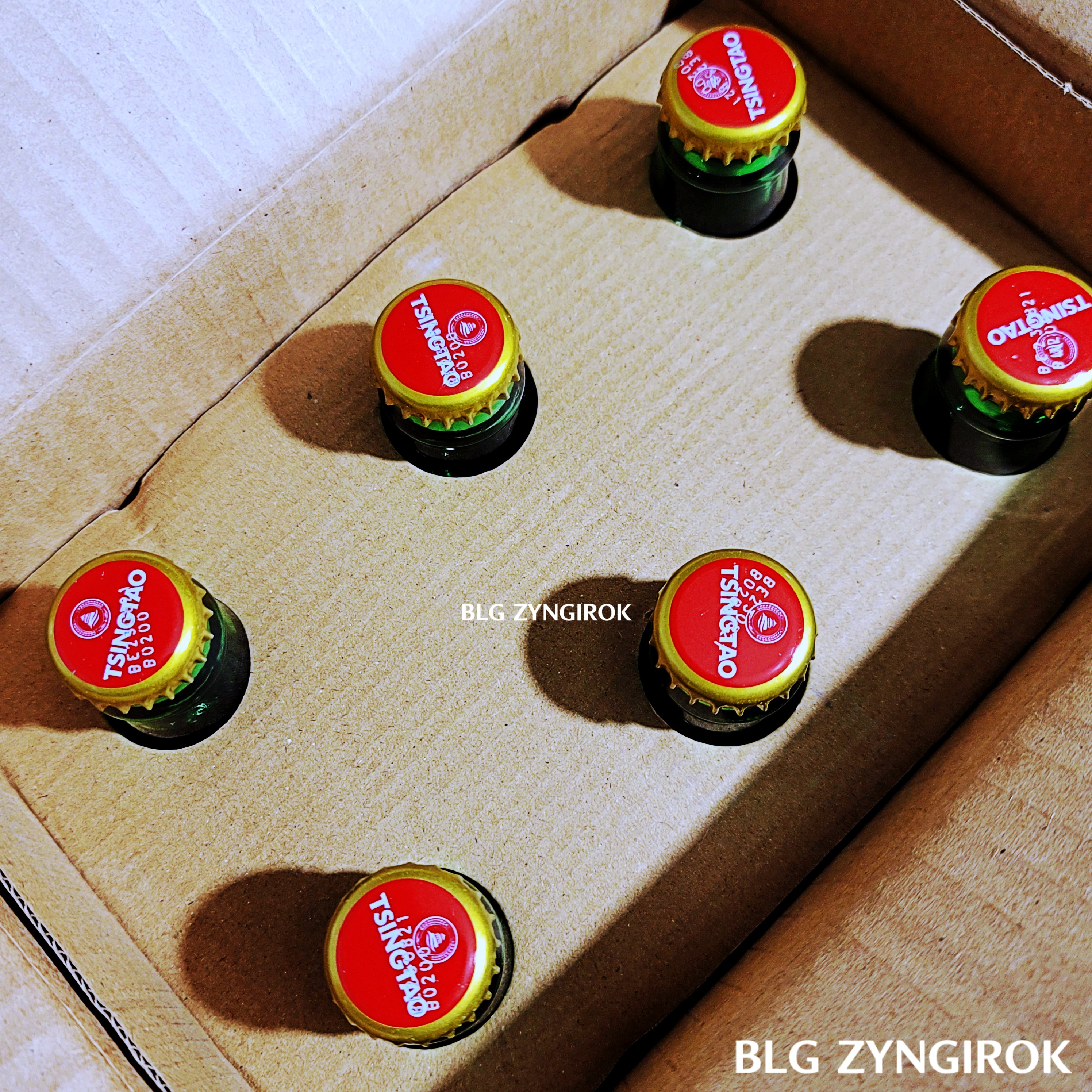 상자안 칭타오 맥주는 종이에 꽂아져 안전하게 포장돼 있다.