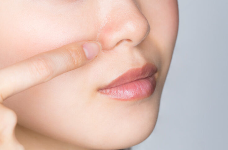 코의 모공을 신경쓰는 여성.