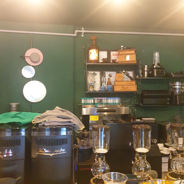 바마셀, 남영역 에스프레소 바에서 즐기는 에스프레소와 샤케라또_각종 기구들과 트로피