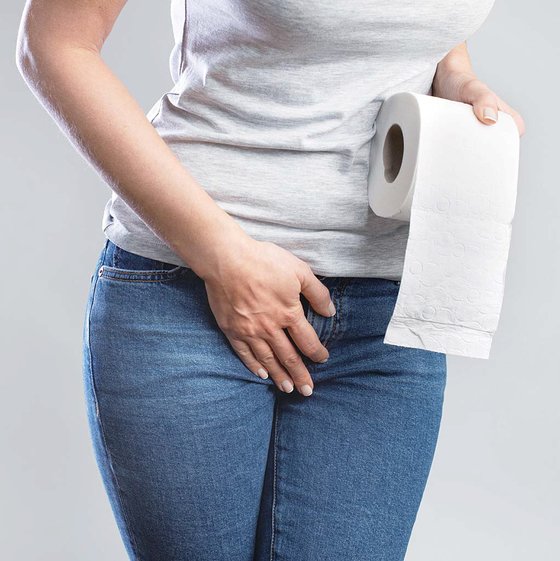 소변이 마려운 여성 휴지를 들고 있다