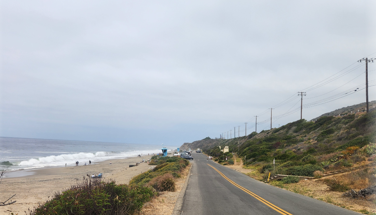 Leo Carrillo 해변 파킹장으로 가는 길이 보이는 이미지