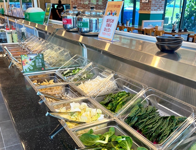 그릇에 다양한 샐러드가 담겨있다.