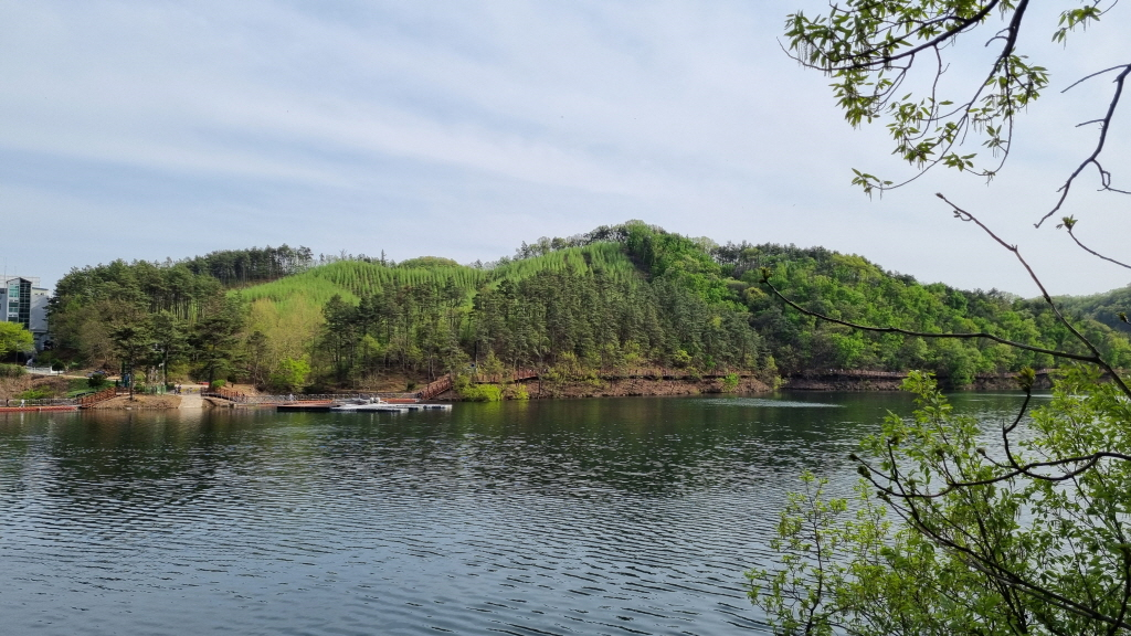 출렁다리까지 연결된 데크길