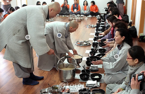 공양의 의미: 음식이 주는 마음의 변화 관련 이미지