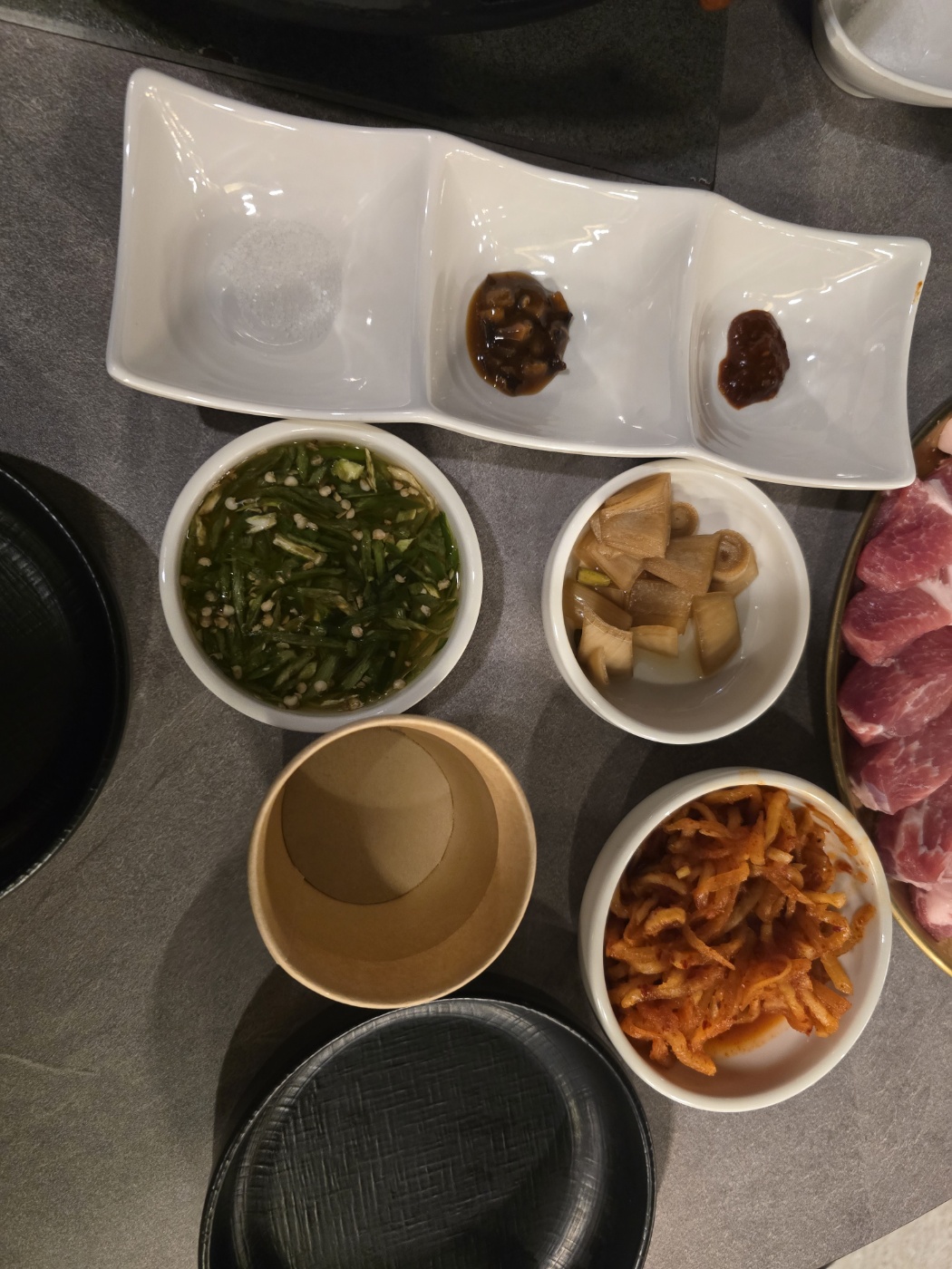 꼬목살 반찬과 소스