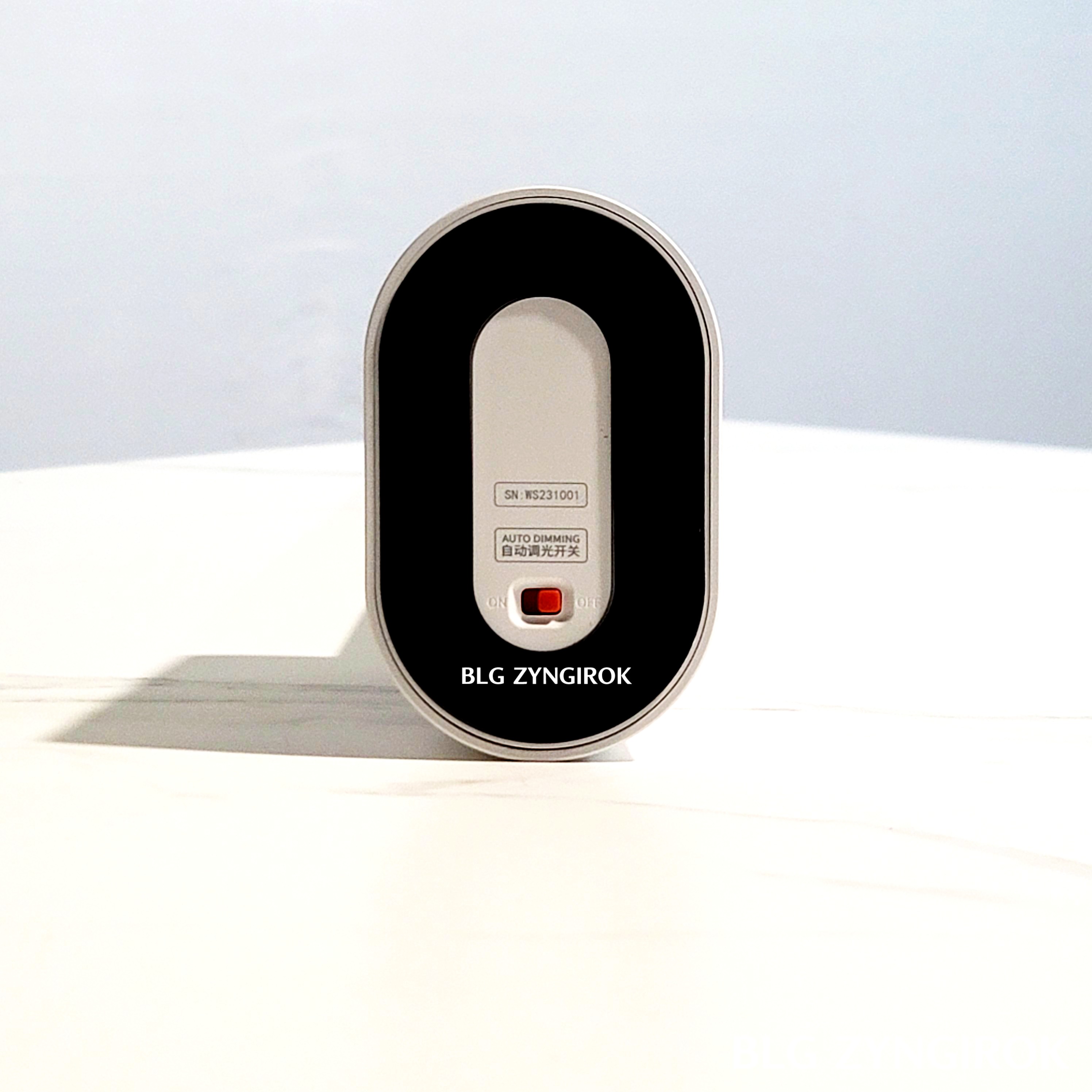 Baseus 데스크 LED 램프 받침대 아랫면에 위치한 스위치 모습이다.