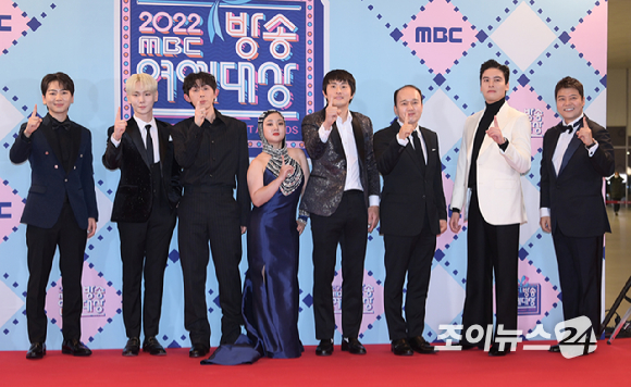 &#39;나 혼자 산다&#39; 이주승-키-코드쿤스트-박나래-기안84-김광규-이장우-전현무가 29일 오후 서울 마포구 상암동 MBC 사옥에서 열린 2022 MBC 방송연예대상 시상식 포토월 행사에 참석하고 있다. [사진=정소희 기자]