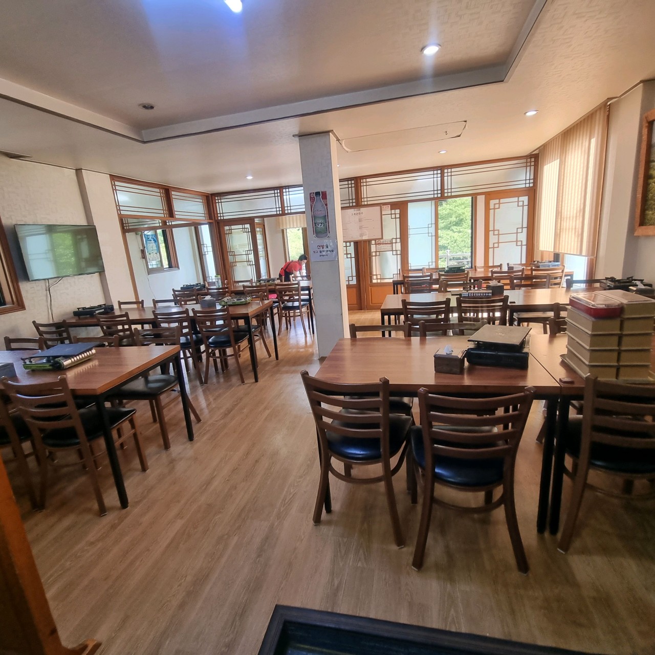 오복손두부-실내테이블-전경