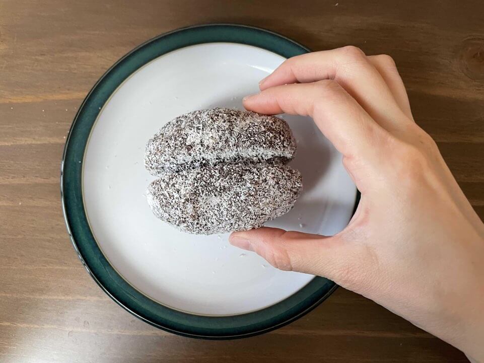 자매제과-래밍턴-다쿠아즈-포장지-제거-모습