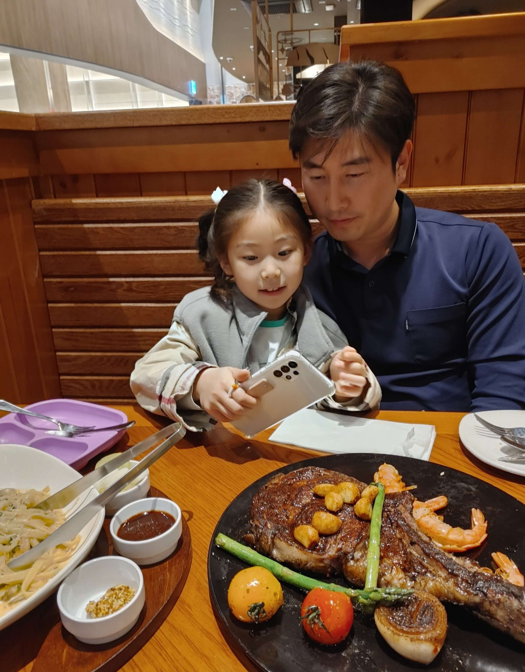 김해-아웃백-스테이크하우스-딸과-아빠