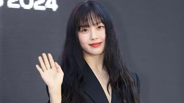 고민시가 손을 흔드는 모습