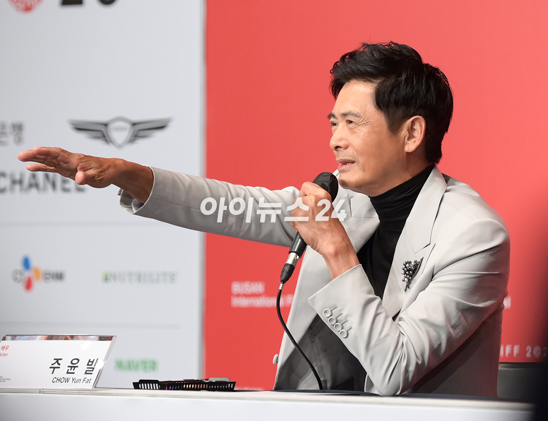 배우 주윤발(저우룬파)이 5일 오후 부산광역시 해운대구 우동 KNN타워에서 진행된 제28회 부산국제영화제 공식 기자회견에 참석해 포토타임을 갖고 있다. [사진=정소희 기자]
