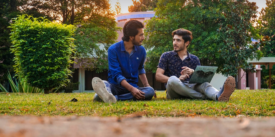 잔디에서 공부하는 학생