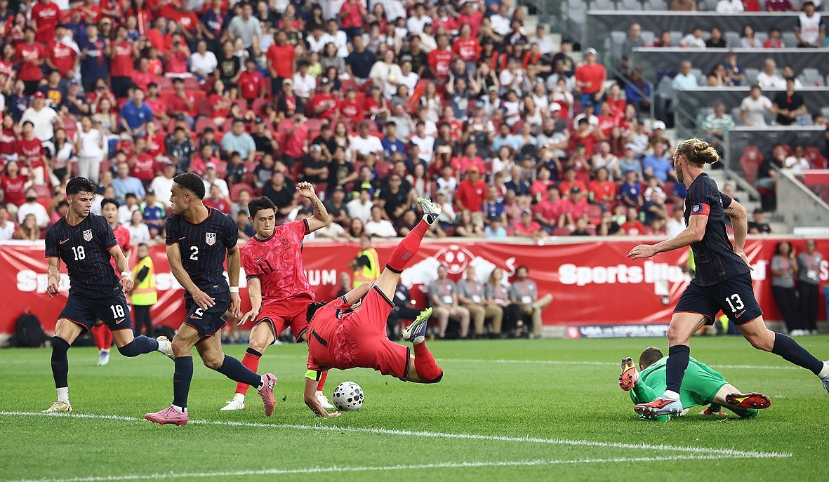 6일(현지시간) 미국 뉴저지주 해리슨 스포츠일러스트레이티드 스타디움에서 열린 한국 대 미국 친선경기에서 한국 이동경이 추가골을 넣고 있다.