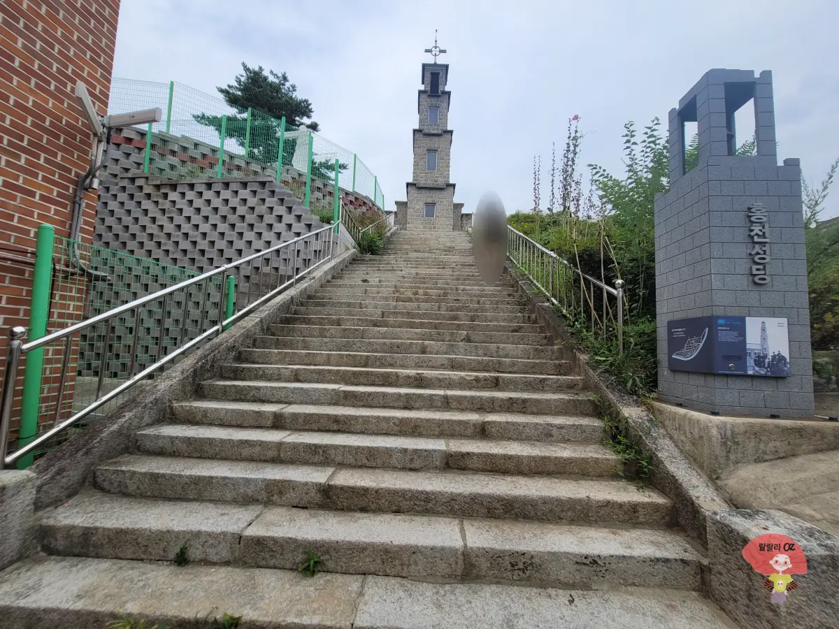 강원도-홍천성당-돌계단을-올라가는-한여인-앞으로-성당이-보인다