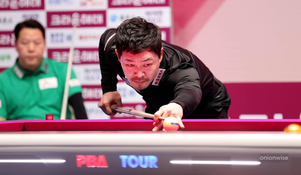 PBA 프로당구 이상용 당구선수가 강동궁과 경기하는 모습