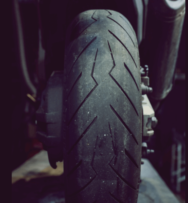 근접쵤영한-오토바이-타이어