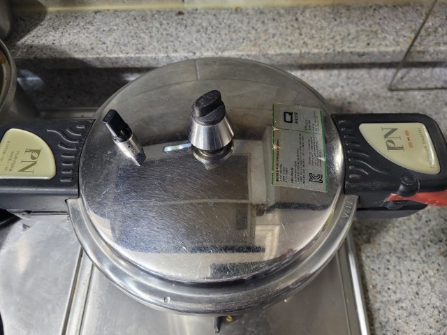 가스&middot;인덕션 겸용 압력솥 밥 취사 중 압력추와 뚜껑 구조-압력솥취사과정