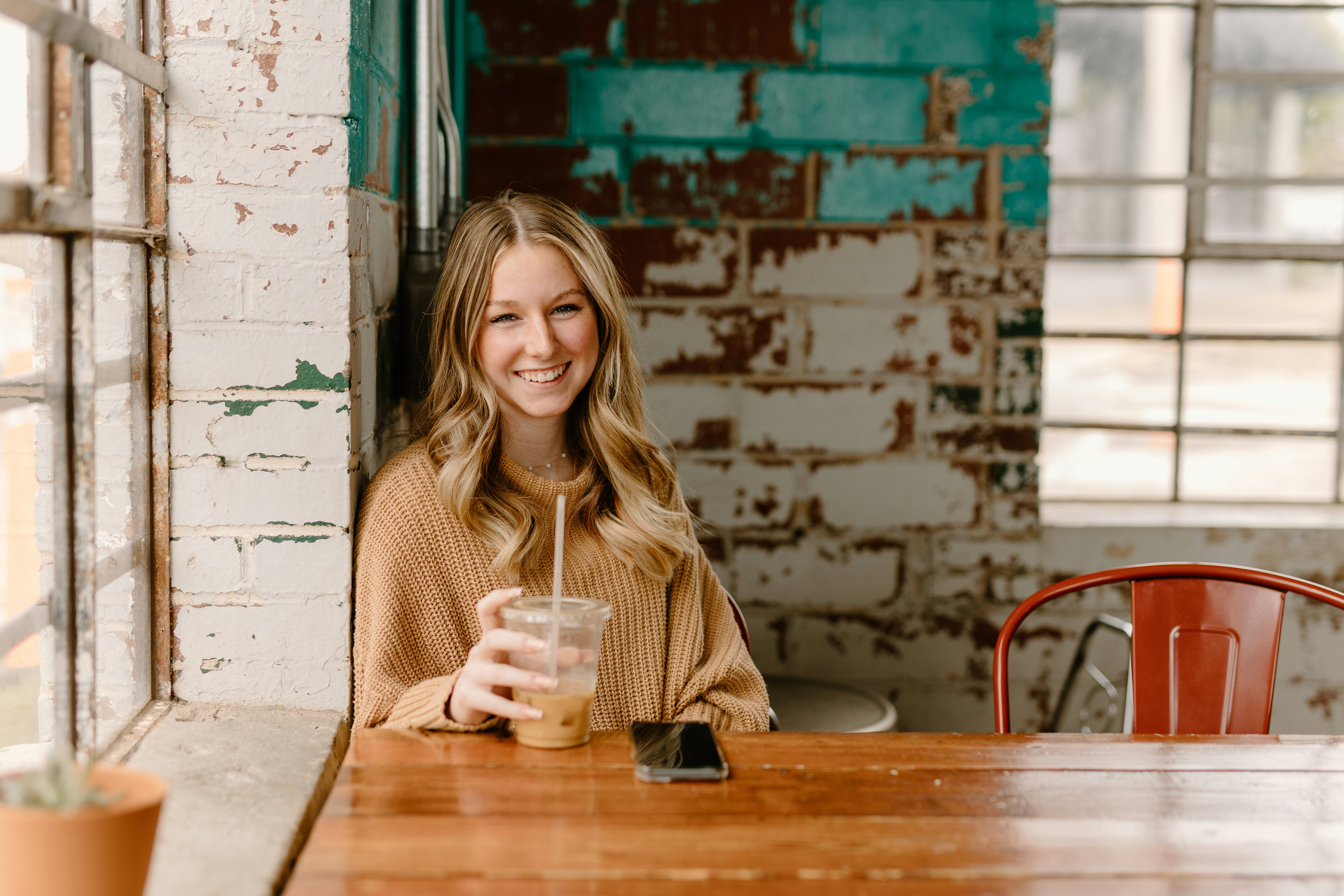 밝은 오피스에서 커피를 들고 미소 짓는 신입 여성 관련 사진