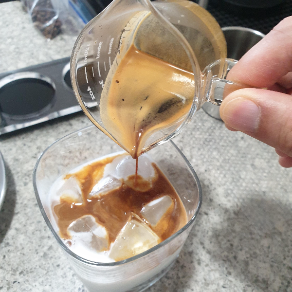 아이스 플랫화이트 레시피 홈카페에서 플랫 화이트 만들기_에스프레소 붓기