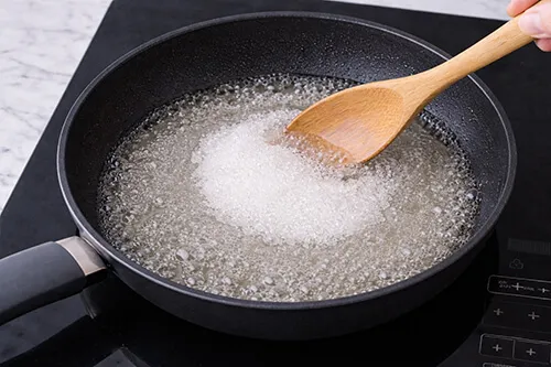 설탕과 물을 넣고 끓이기