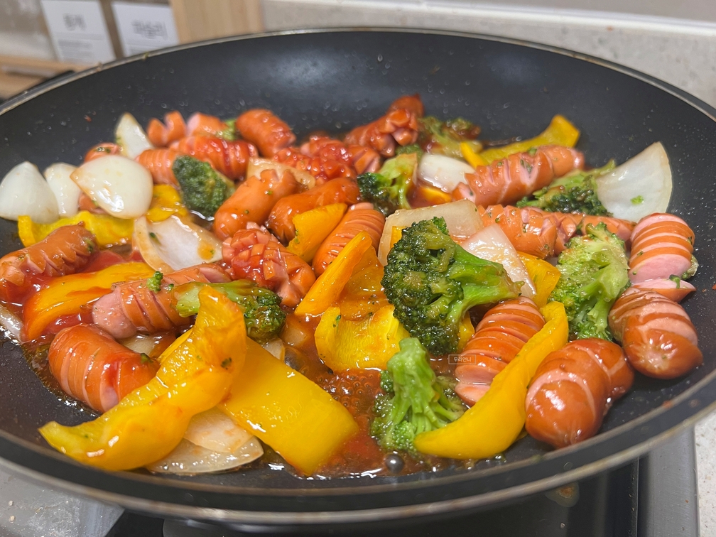 양념장과 야채들을 잘 볶아줘요