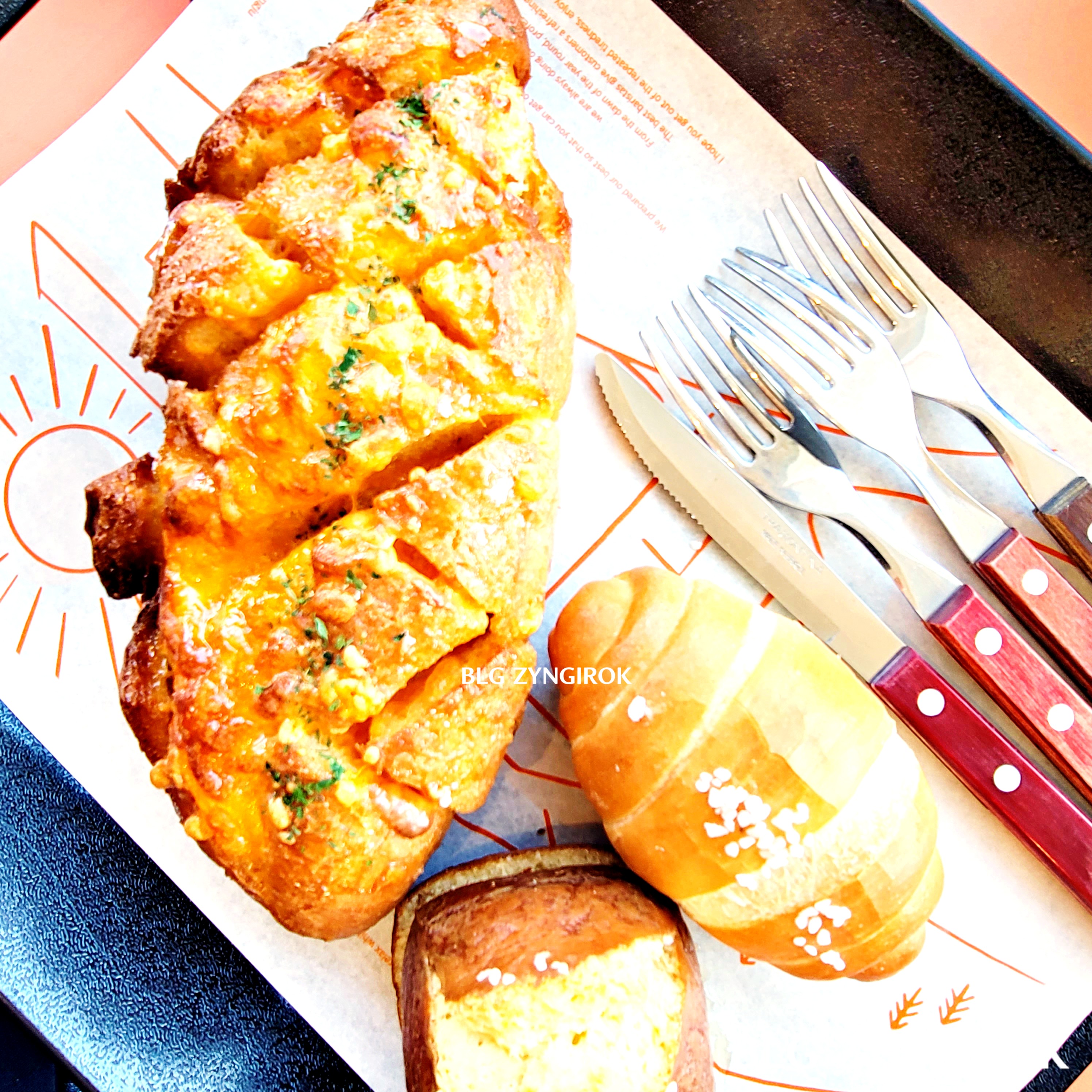 브루다 카페 - 주문한 빵 모습이다. 세개의 빵과 세개의 포크 그리고 한 개의 나이프가 트레이에 놓여 있는 모습이다.