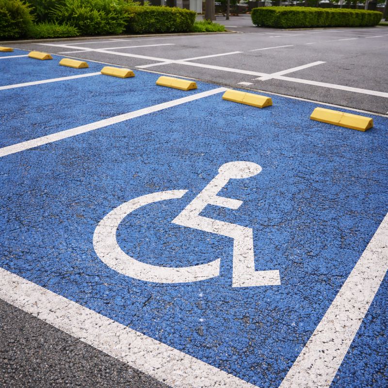 장애인 전용 주차구역 표시가 선명한 빈 주차장 모습
