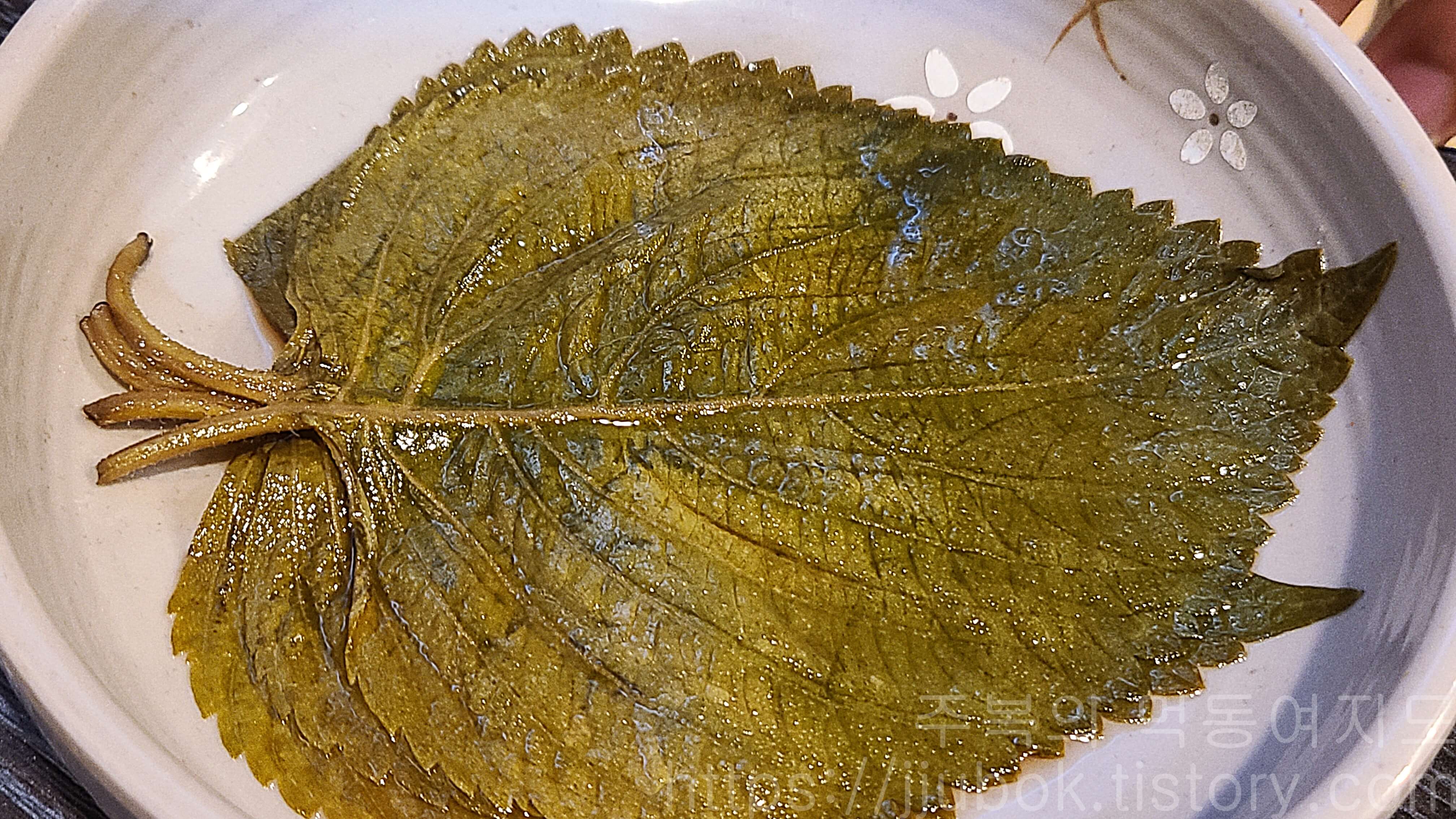 유가네알찬소곱창-밑반찬-깻잎장아찌