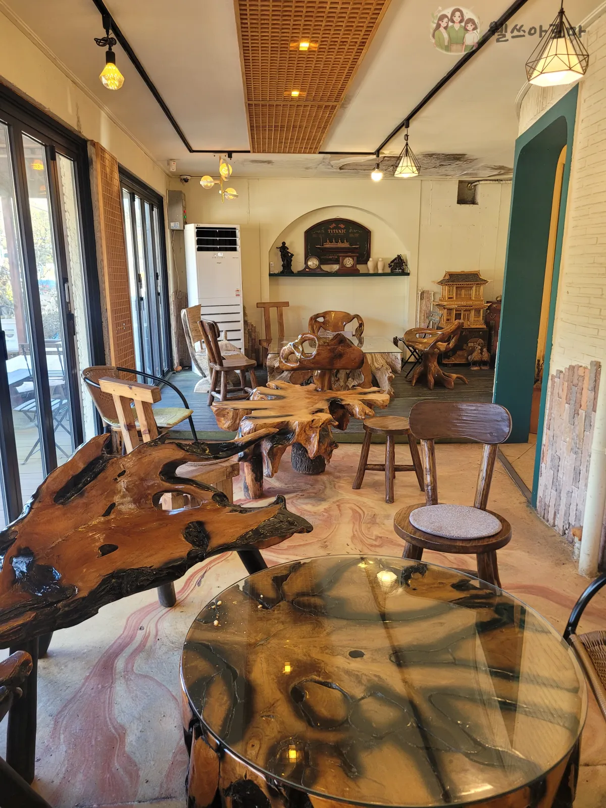 안영순베이커리-1층테이블