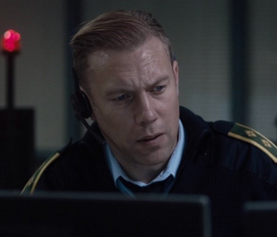 남성이 전화를 받는 모습