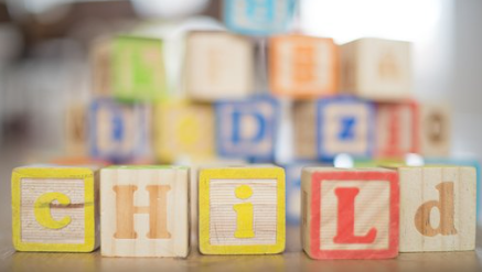 c H i L d 나무블록이 놓여있음