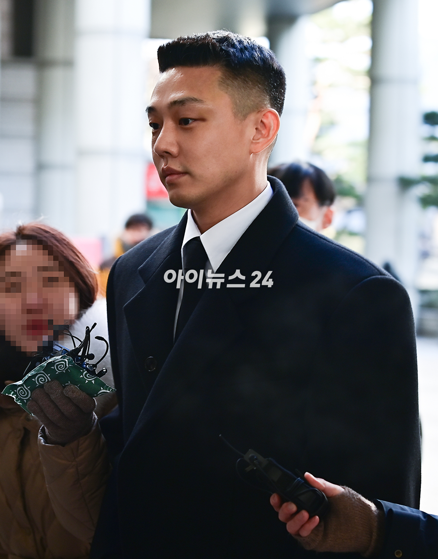 마약류 관리에 관한 법률 위반(향정) 등 혐의로 기소된 배우 유아인(본명 엄홍식)이 22일 오전 서울 서초구 중앙지법에서 열린 공판에 출석하고 있다. [사진=곽영래 기자]