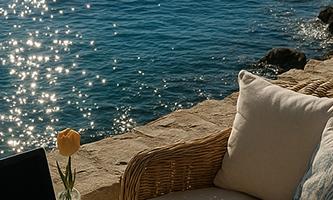 50대를 위한 디지털 노마드 창업을 상징하는 해안가 작업 공간