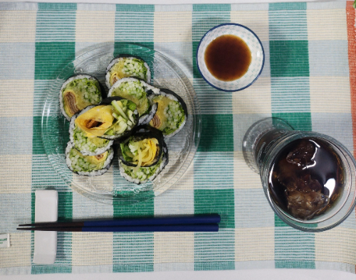 오토김밥 고추냉이김밥 플레이팅 – 간장소스 곁들인 건강한 한 상