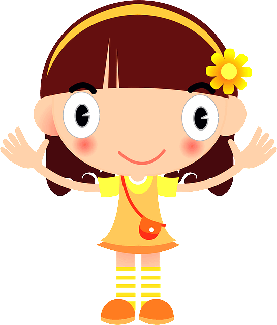 갈색 단발머리 여자아이가 양 손을 편 채 서 있다. 노란 꽃이 달린 헤어밴드를 했고 황색 원피스를 입었다.