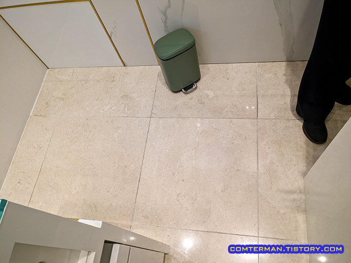 매장 바닥 타일 마감
