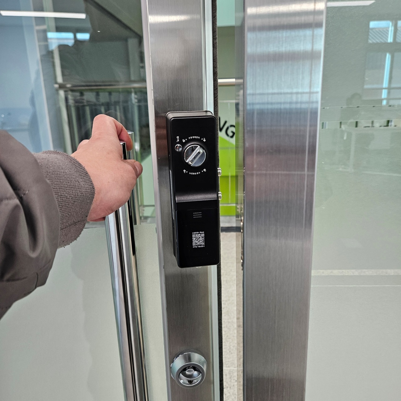 학교 교사실 손 끼임 방지 세이프 도어 샤시문 도어락 디지털 전자 번호키 설치