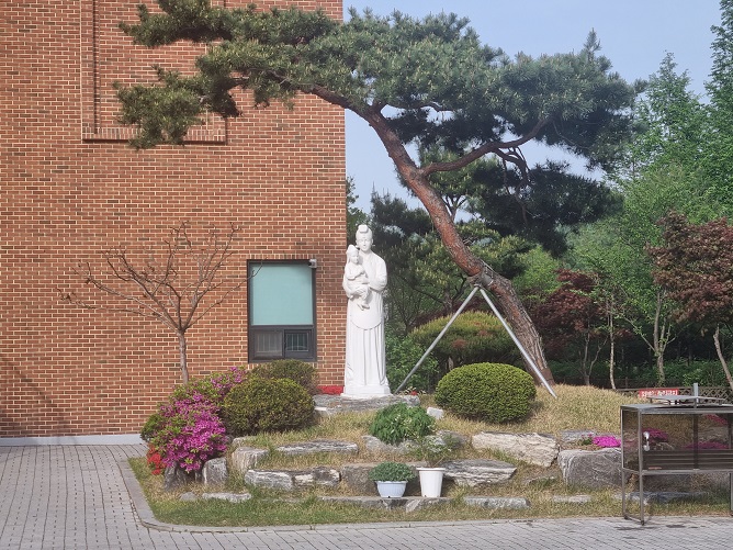 천안 신부동성당 성모동산 성모자상 사진