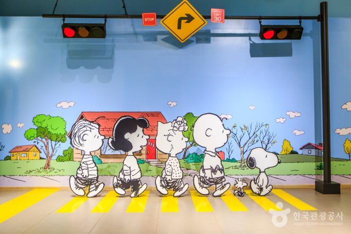 만화 피너츠를 테마로 꾸민 스누피가든 내 가든하우스에 귀여운 캐릭터들이 서있다.