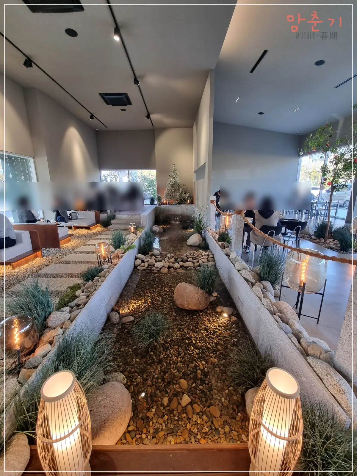 오런카페-실내조형물-시냇물-인테리어