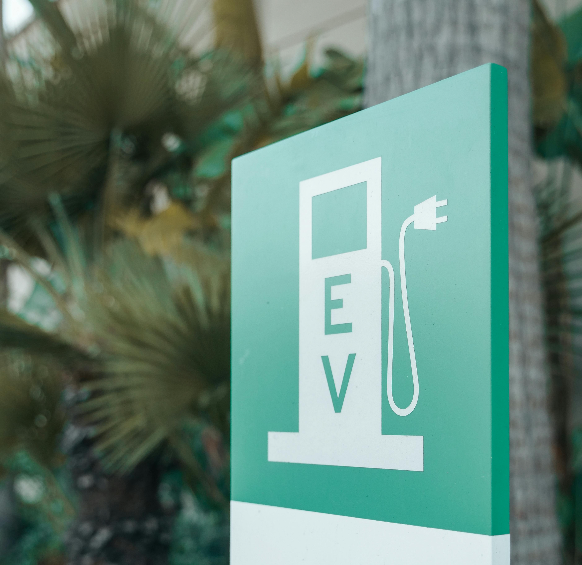 전기차 충전소 표지판 이미지