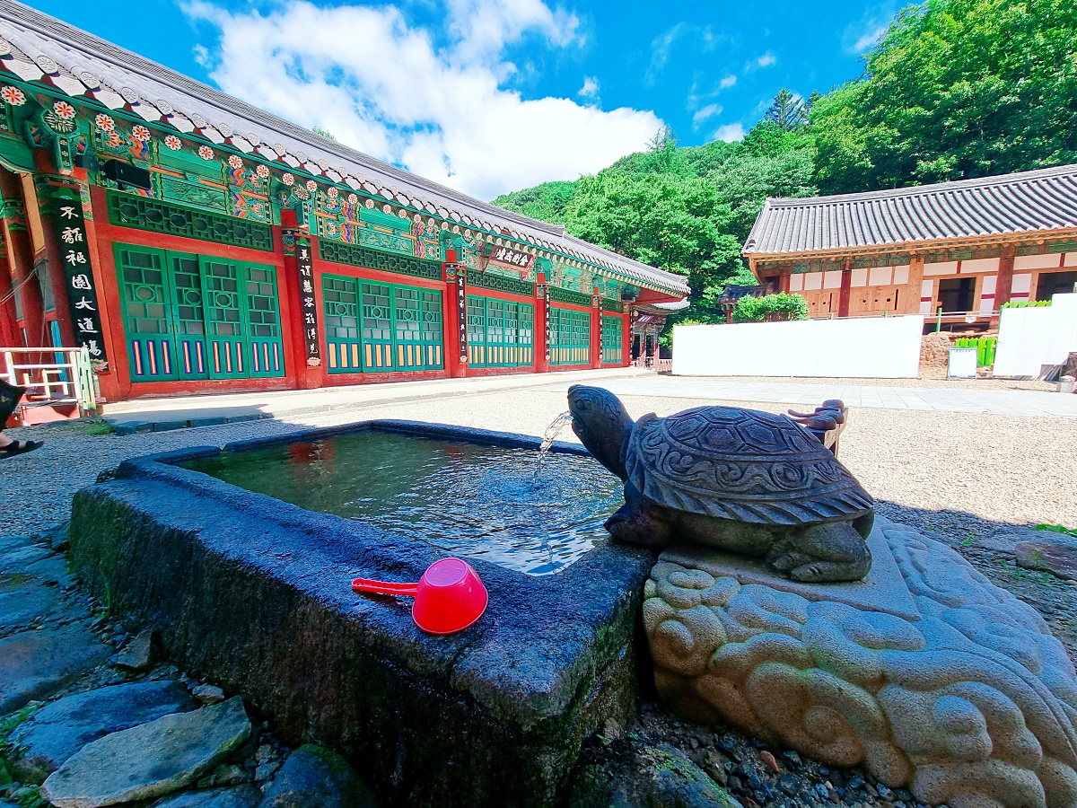 경남 하동 쌍계사: 맑은 계곡이 흐르는 지리산의 절